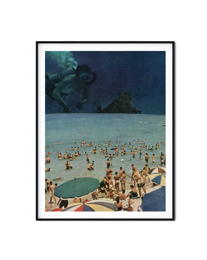 Puede incluir: Un collage vintage con un buceador en el oc&eacute;ano sobre una escena de playa con gente nadando y tomando el sol bajo sombrillas coloridas.