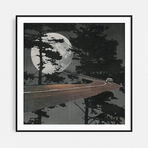 Puede incluir: Un collage en blanco y negro que presenta un camino sinuoso que conduce a un bosque oscuro bajo una luna llena. Un coche circula por el camino.