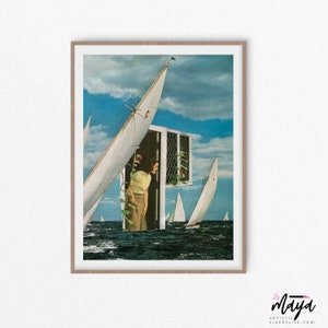 Pu&ograve; includere: Un collage surrealista con una donna che guarda fuori da una finestra incorniciata da una barca a vela. La finestra galleggia in un mare blu con altre barche a vela sullo sfondo. Il cielo &egrave; blu con nuvole bianche.