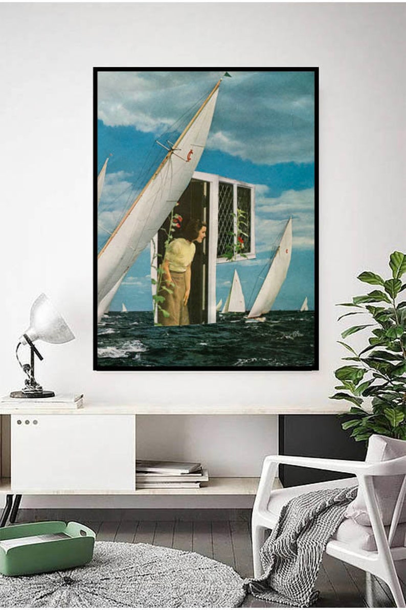 Pu&ograve; includere: Un'opera d'arte di collage surrealista che presenta una donna in piedi in una cornice di finestra, che guarda un paesaggio marino con barche a vela. La cornice della finestra &egrave; posizionata nel mezzo dell'oceano, con le barche a vela che navigano al suo interno. L'opera &egrave; incorniciata in nero.