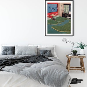 Pu&ograve; includere: Una stampa artistica incorniciata raffigura una scena surreale di una camera da letto con un paesaggio. L'opera presenta una parete rossa, una finestra con uccelli in volo e un letto che sembra essere un'isola in un mare blu. Il letto &egrave; coperto da biancheria da letto verde. La stanza ha un comodino in legno e un letto con base in legno.