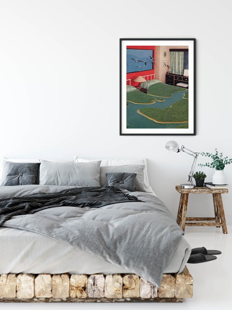 Pu&ograve; includere: Una stampa artistica incorniciata raffigura una scena surreale di una camera da letto con un paesaggio. L'opera presenta una parete rossa, una finestra con uccelli in volo e un letto che sembra essere un'isola in un mare blu. Il letto &egrave; coperto da biancheria da letto verde. La stanza ha un comodino in legno e un letto con base in legno.