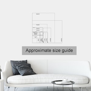 Pu&ograve; includere: Un divano bianco con cuscini grigi e un tavolino nero con libri e una lampada. Un cactus in un vaso nero &egrave; sulla destra. L'immagine include una guida alle taglie con dimensioni in cm e il testo "Approximate size guide".