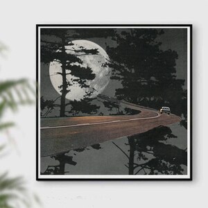 Puede incluir: Un collage en blanco y negro que presenta un camino sinuoso que conduce a un bosque oscuro bajo una luna llena. Un coche circula por el camino.