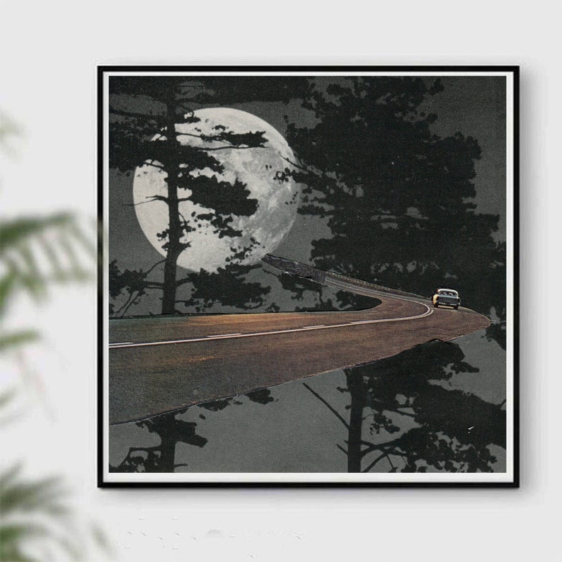 Puede incluir: Un collage en blanco y negro que presenta un camino sinuoso que conduce a un bosque oscuro bajo una luna llena. Un coche circula por el camino.