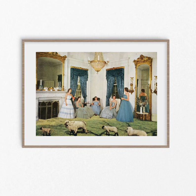 Puede incluir: Una fotograf&iacute;a vintage enmarcada de un grupo de mujeres con vestidos de gala de pie en una gran sala con una l&aacute;mpara de ara&ntilde;a. La sala tiene grandes ventanas y una chimenea. Hay ovejas en primer plano.