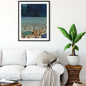 Puede incluir: Un collage enmarcado de una escena de playa con gente nadando y tomando el sol. Un buzo est&aacute; flotando en el aire sobre el agua. El cielo es azul oscuro y el agua es turquesa.