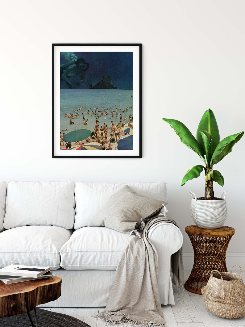 Puede incluir: Un collage enmarcado de una escena de playa con gente nadando y tomando el sol. Un buzo est&aacute; flotando en el aire sobre el agua. El cielo es azul oscuro y el agua es turquesa.