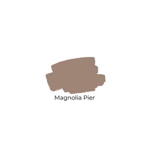 Op de afbeelding: Een verfstaal dat de kleur Magnolia Pier laat zien, een lichtbruine kleur.