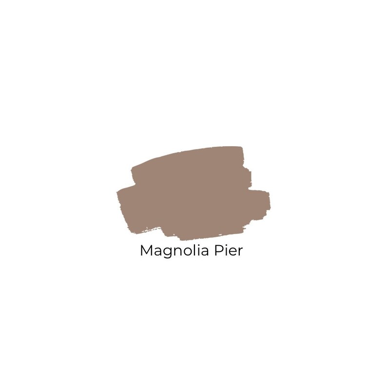 Op de afbeelding: Een verfstaal dat de kleur Magnolia Pier laat zien, een lichtbruine kleur.