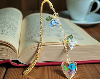 Gold Floral Heart Bookmark – Pressed Flower Resin Bookmark, Handmade Metal Hook with Beaded Chain, Gift for Book Lovers & Readers