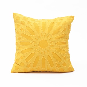Housse de coussin jaune avec applique motif géométrique islamique en coton en taille 16&quot;X16&quot;
