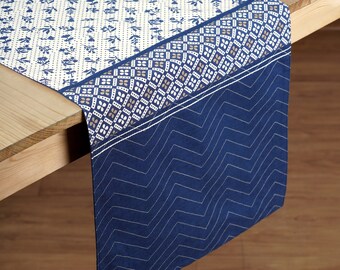 Caminho de mesa azul em algodão, com estampa geométrica e floral em patchwork, para decoração de mesa. Disponível em vários tamanhos.