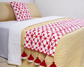 Rotes Batik Bettläufer Set – Geometrischer Print Baumwollstoff mit Quasten