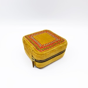 Senf Samt Quadrat bestickt Schmuckschatulle, Reisegeschenk, Brautjungfer Geschenk