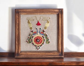 象の刺繍（フープまたは木製フレーム）、明るい色のリネン、インド、壁