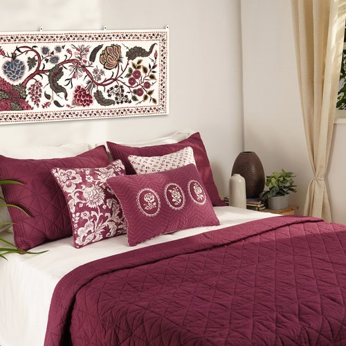 PLUM cotton Quilt with 2 coordinated pillow cases, shops Sizes available