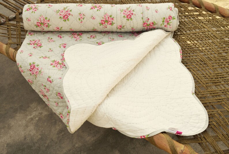 Shabby Chic gesteppte Tagesdecke, Farbe grau, rose Druck Quilt, romantisch, 100 % Baumwolle, 60 X 90 Zoll Shabby Chic gesteppte Tagesdecke, Farbe grau, rose Druck Quilt, romantisch, 100 % Baumwolle, 60 X 90 Zoll