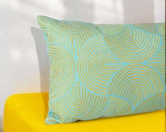 Funda de almohada lumbar turquesa – Bordado amarillo con ojiva, estilo retro moderno