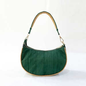 Monedero pequeño en forma de media luna, de pura seda, color verde botella y beige