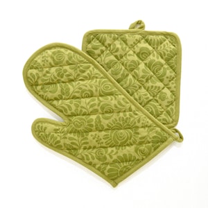 Op de afbeelding: Een set groene ovenwantjes met een bloemenpatroon. De wantjes zijn gewatteerd en hebben een ophanglus.