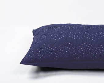 Gesteppte Kantha-Kissenbezüge mit Indigo-Chevron-Muster – 100 % Baumwolle, verfügbare Größen