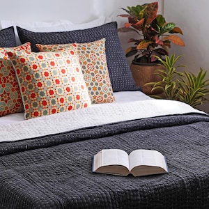 Anthrazitgraue Stonewashed-Kantha-Steppbettgarnituren und Steppdecken – 100 % Baumwolle, verfügbare Größen