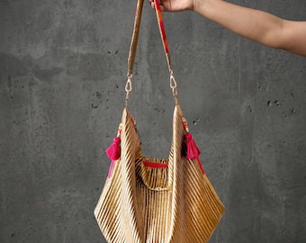 Kunstseide gesteppte HOBO-Tasche, Metallic Gold farbe, handbestickter Griff, Geschenk für Sie.