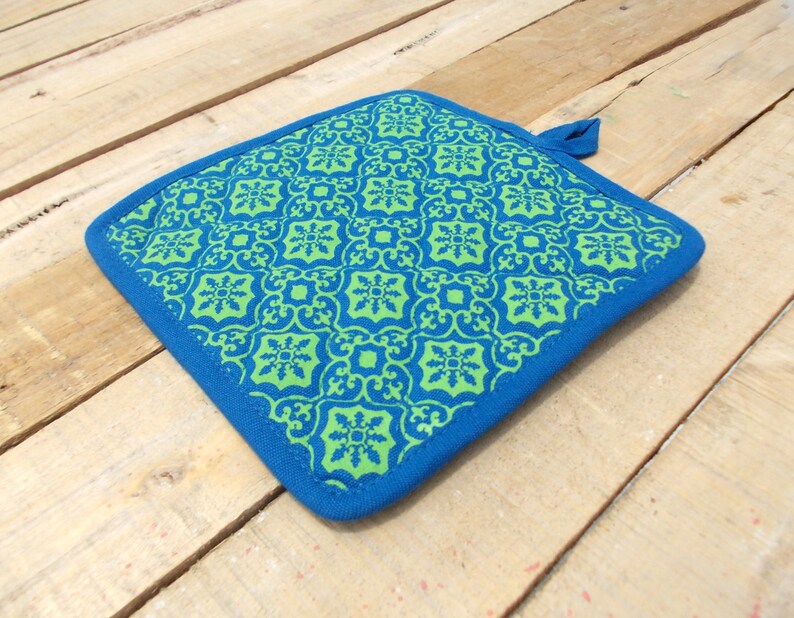 100/% cotton quilted Turquoise and green kitchen accessory retro print printed pot holder size 8X 8