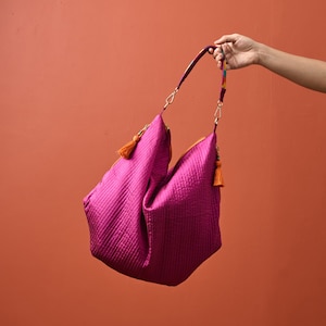Sac HOBO matelassé en fausse soie, Rose fuchsia, anse brodée à la main, Cadeau pour elle.