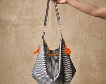 Gesteppte HOBO-Tasche aus Kunstseide, Farbe Gunmetall Silber, handbestickter Griff, Geschenk für Sie.