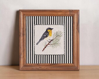 BOTANISCH - GELB GRAU Gestickter Vogel Wandkunst | Leinen & Teakholz-Rahmen | 30X30 cm