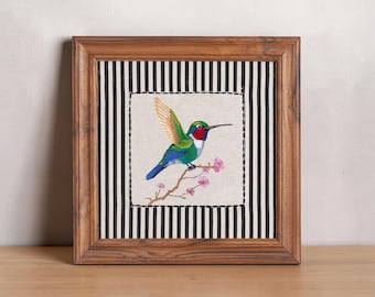 BOTANIK - Lebendige Eisvogel Gestickte Wandkunst mit Teakholzrahmen | 30X30 cm
