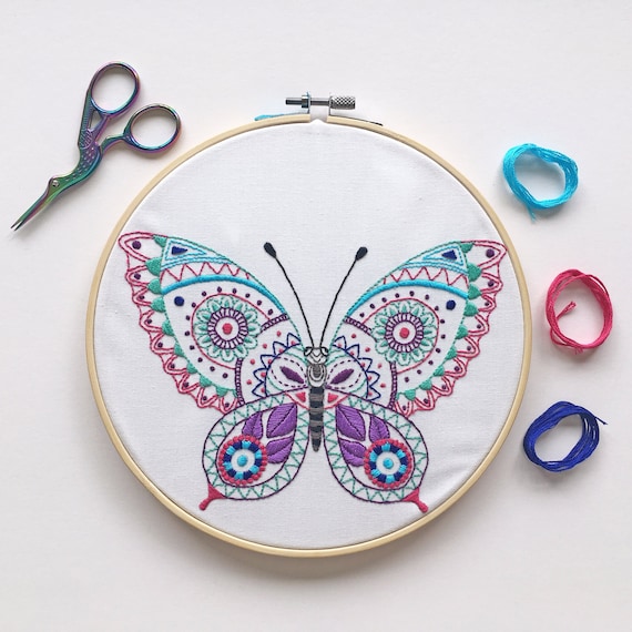 Kearding Kit de bordado para principiantes, patrón de flores de mariposa,  decoración DIY hecha a mano moderna Artesanía