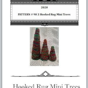 Op de afbeelding: Een patroon voor drie gehaakte mini-tapijtboompjes. De bomen zijn rood, groen en blauw op een witte achtergrond. Het patroon is getiteld "PATTERN # 90 3 Hooked Rug Mini Trees" en "Hooked Rug Mini Trees".