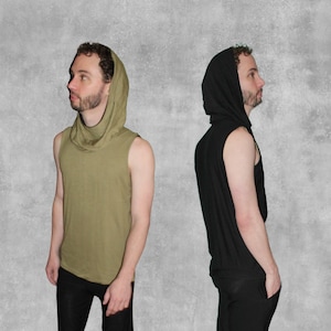 K&ouml;nnte beinhalten: Zwei &auml;rmellose Shirts mit Kapuzen, eines in Olivgr&uuml;n und eines in Schwarz. Beide Shirts haben einen Rollkragen und sind aus einem weichen, dehnbaren Stoff gefertigt.