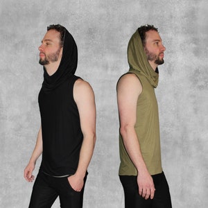 K&ouml;nnte beinhalten: Zwei &auml;rmellose Shirts mit Schalkragen und Kapuzen. Das Shirt links ist schwarz und das Shirt rechts ist olivgr&uuml;n.