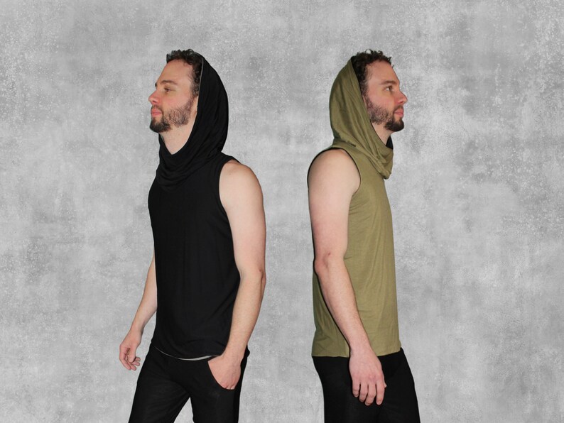 K&ouml;nnte beinhalten: Zwei &auml;rmellose Shirts mit Schalkragen und Kapuzen. Das Shirt links ist schwarz und das Shirt rechts ist olivgr&uuml;n.