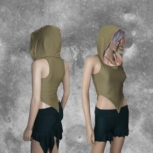Puede incluir: Una camiseta sin mangas de color verde oliva con un dobladillo puntiagudo y un cuello con capucha a juego. La capucha est&aacute; forrada con un tejido de estampado floral.