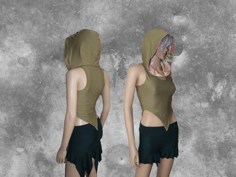 Puede incluir: Una camiseta sin mangas de color verde oliva con un dobladillo puntiagudo y un cuello con capucha a juego. La capucha est&aacute; forrada con un tejido de estampado floral.