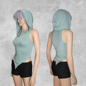 Puede incluir: Una camiseta sin mangas con capucha y un dobladillo puntiagudo en color azul claro. La camiseta est&aacute; hecha de una tela suave y el&aacute;stica y tiene un ajuste holgado.