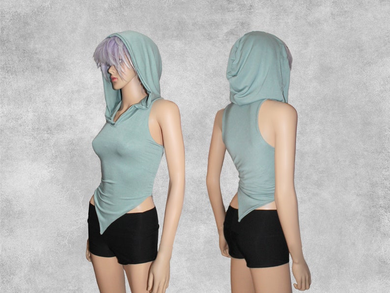 Puede incluir: Una camiseta sin mangas con capucha y un dobladillo puntiagudo en color azul claro. La camiseta est&aacute; hecha de una tela suave y el&aacute;stica y tiene un ajuste holgado.