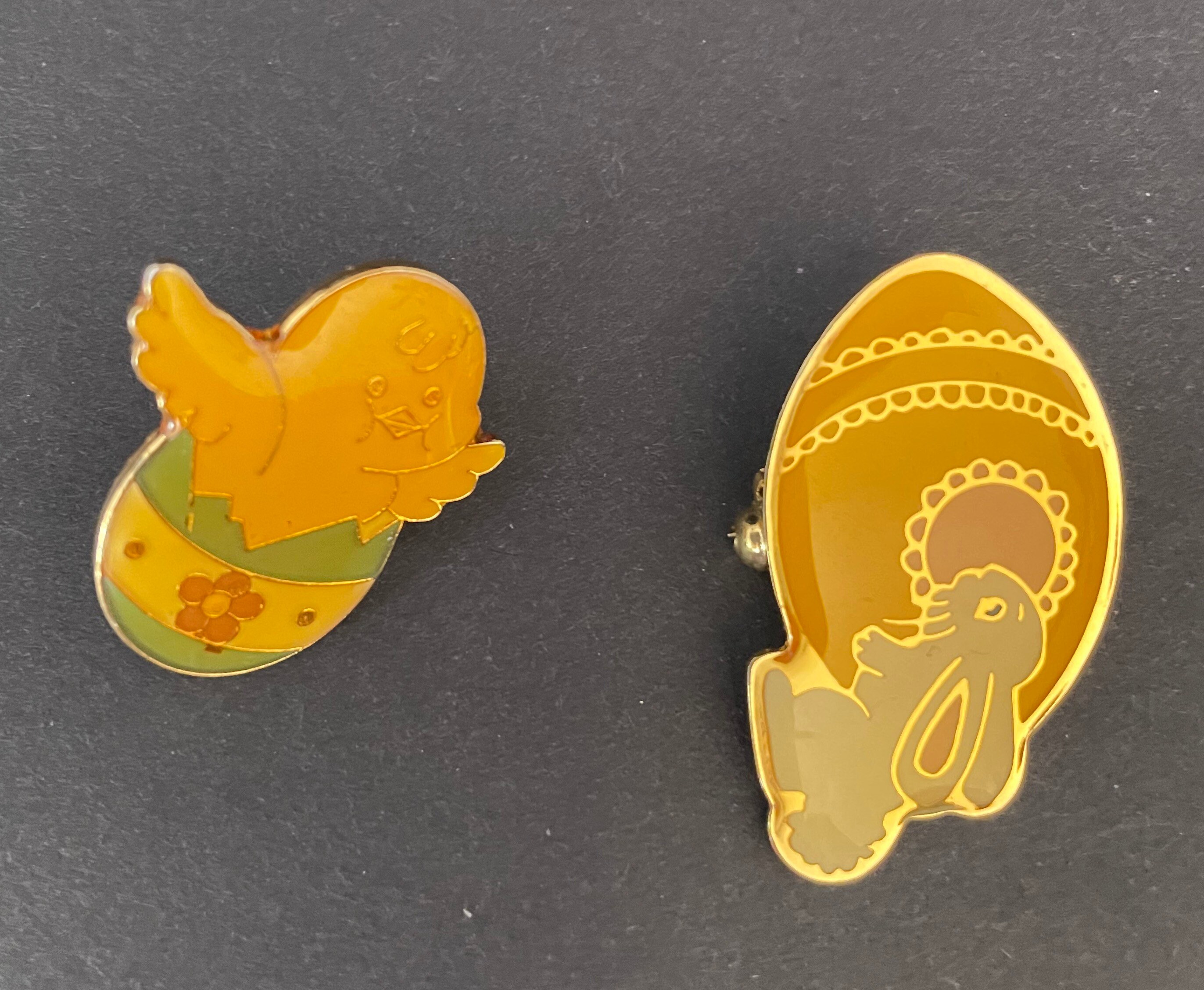 Details about   Vintage Enameled Metal Chick Hatching From Egg Tie Tac Pin 