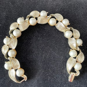 Vintage Lisner Gold Tone Leaves Faux Pearls Link Bracelet