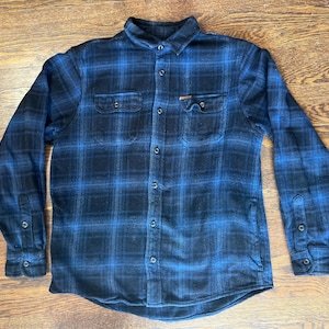 Camisa de franela a cuadros azul y negra de inspiración vintage