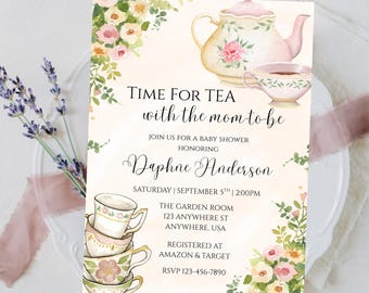 Könnte beinhalten: Eine Babyparty-Einladung mit Aquarelldesign. Die Einladung lautet "Time for Tea with the mom to be" und enthält Details zur Veranstaltung. Florale Akzente und gestapelte Teetassen ergänzen das Design.