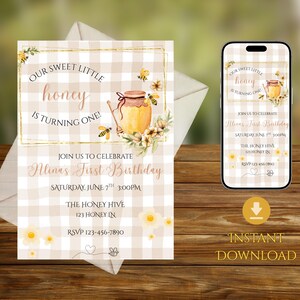 Może przedstawiać: Cyfrowe zaproszenie z motywem pszczół i miodu. Zaproszenie zawiera słoik miodu, pszczoły i tekst "Our Sweet Little Honey is Turning One!". Smartfon wyświetla zaproszenie. Widoczne są również słowa "Natychmiastowe pobieranie".