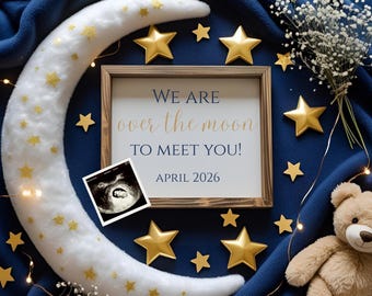 Peut inclure: Annonce de naissance avec une lune en croissant blanche ornée d'étoiles dorées, un cadre en bois avec le texte "WE ARE over the moon TO MEET YOU! APRIL 2026" et une image d'échographie. Des décorations en forme d'étoiles dorées et un ours en peluche sont également présents.