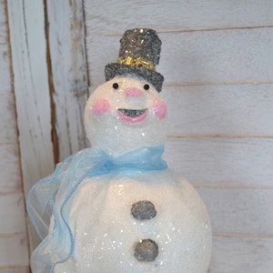 農家の装飾用のヴィンテージクリスマス雪だるま。ミディアムサイズの輝くクリスタルで覆われた雪だるま。ドレスデントリム付き。蓋付きボックス入り。