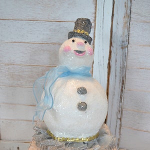 農家の装飾用のヴィンテージのクリスマス雪だるま。ドレスデントリムが付いた大きな輝くクリスタルの雪だるまが蓋付きの箱に入っています。